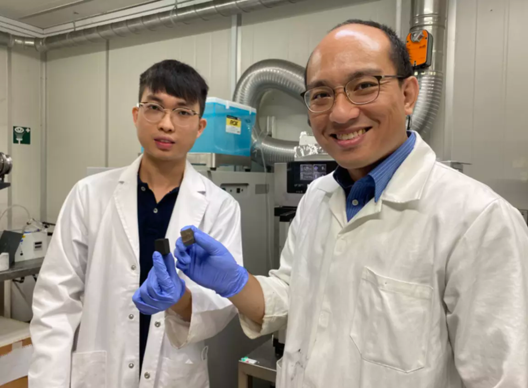 <b>“纸糊”电池来了！科学家用废纸造电池，质量轻一半，可承受5倍压力</b>