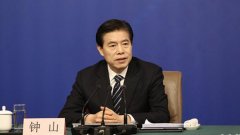 <b>商务部部长钟山：将下调汽车等消费品的进口关税</b>
