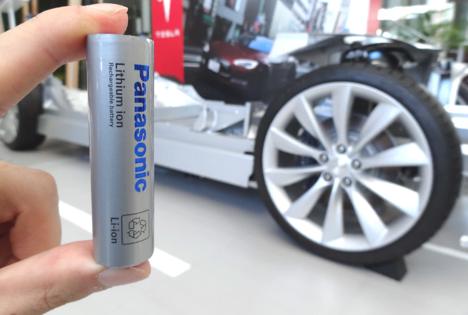 panasonic-tesla-battery-e1533126068426.jpg